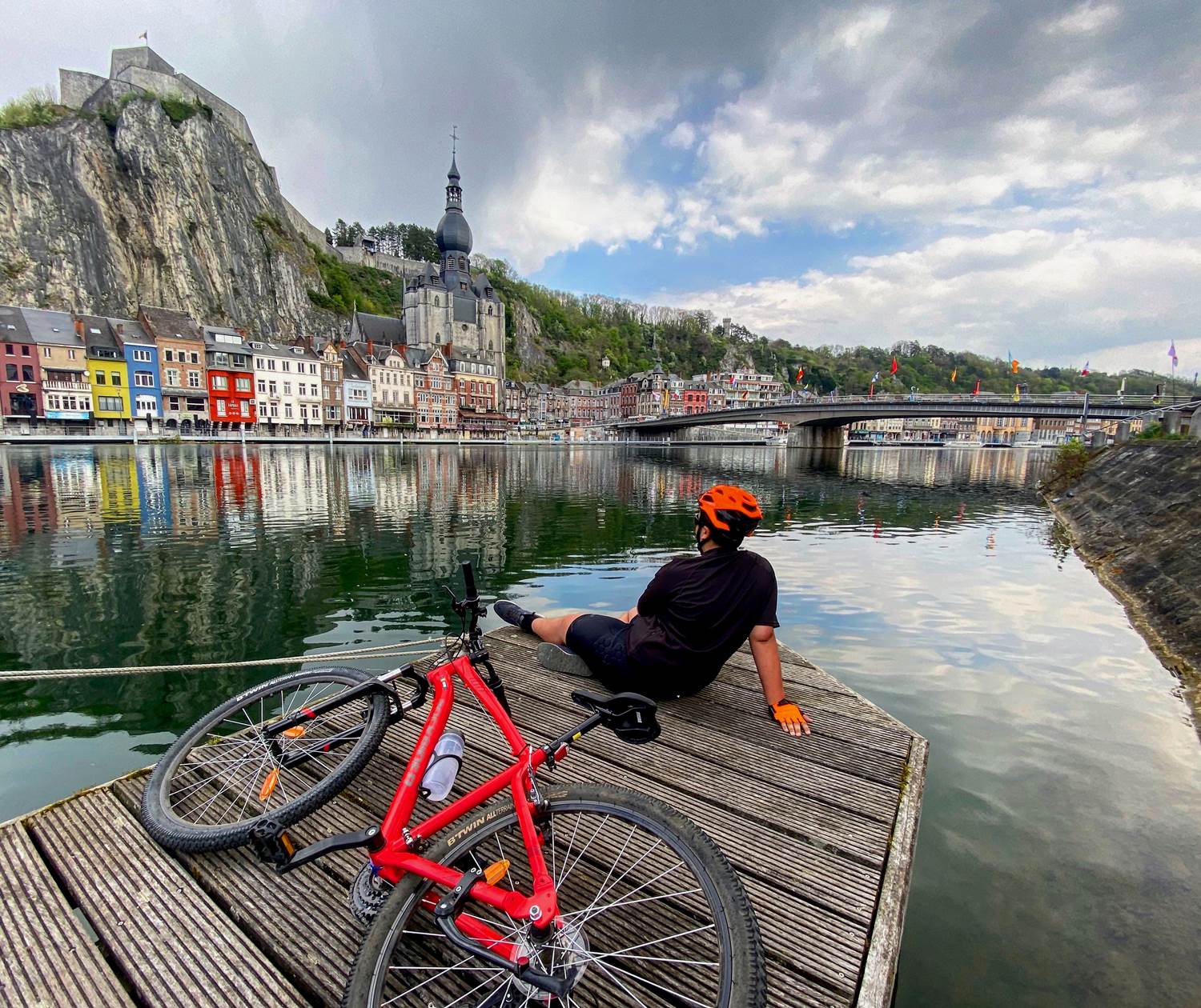 Vélo VTT au bord de la Meuse à Dinant