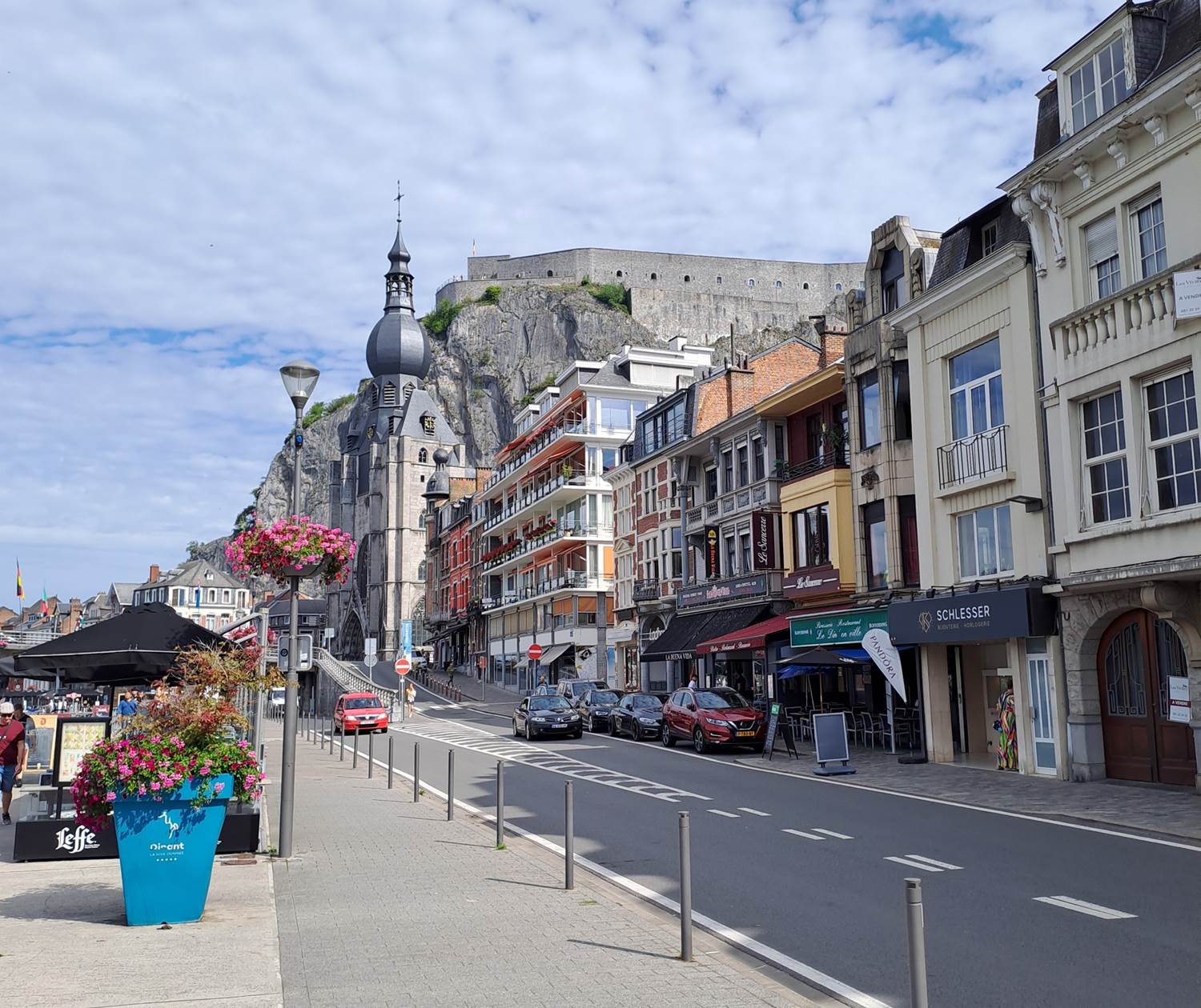 Dinant, l'hôtel de ville et la citadelle