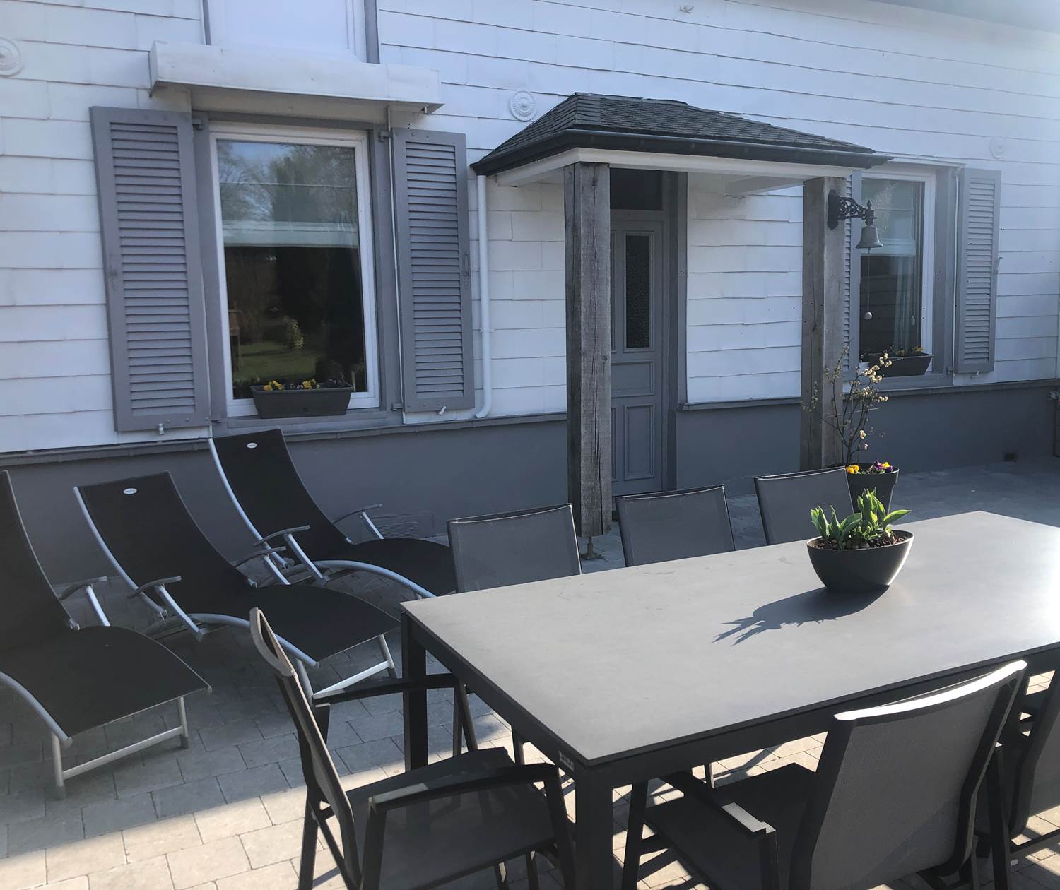 Grande terrasse avec un ensoleillement idéal mais aussi ombragée