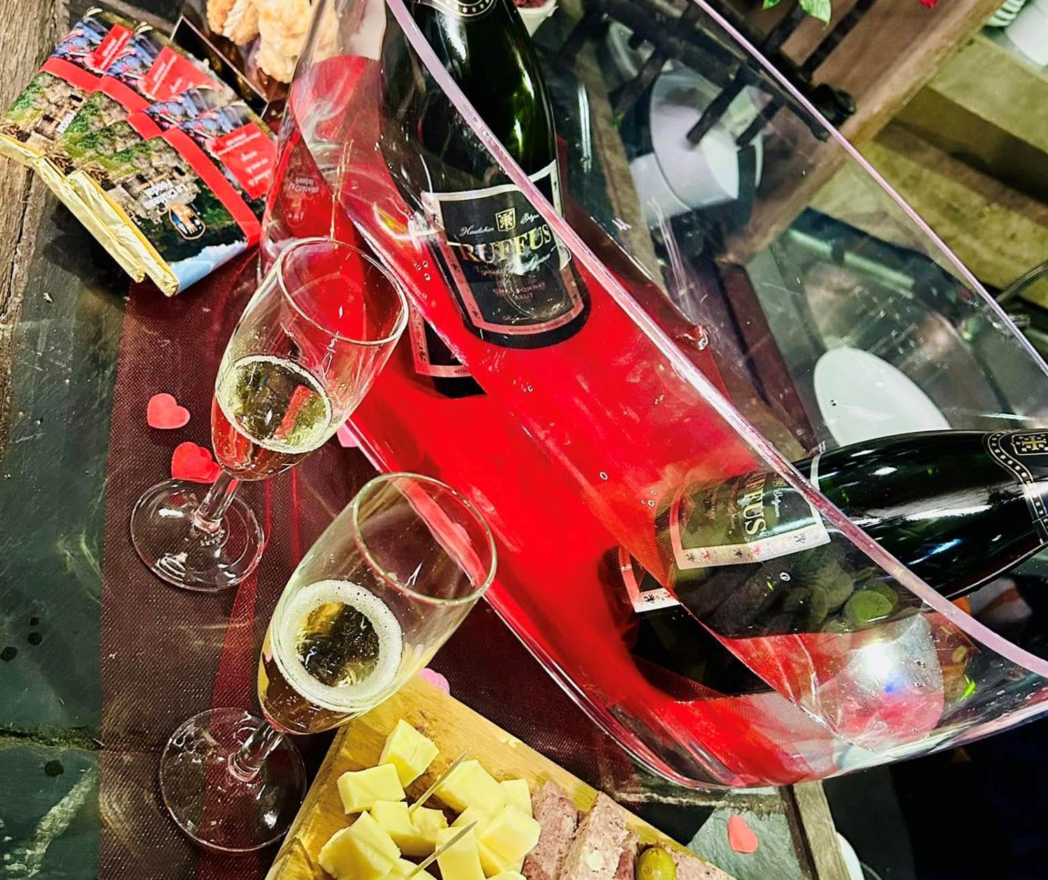 coupe de champagne pour la saint-valentin au château féodal de la roche-en-ardenne