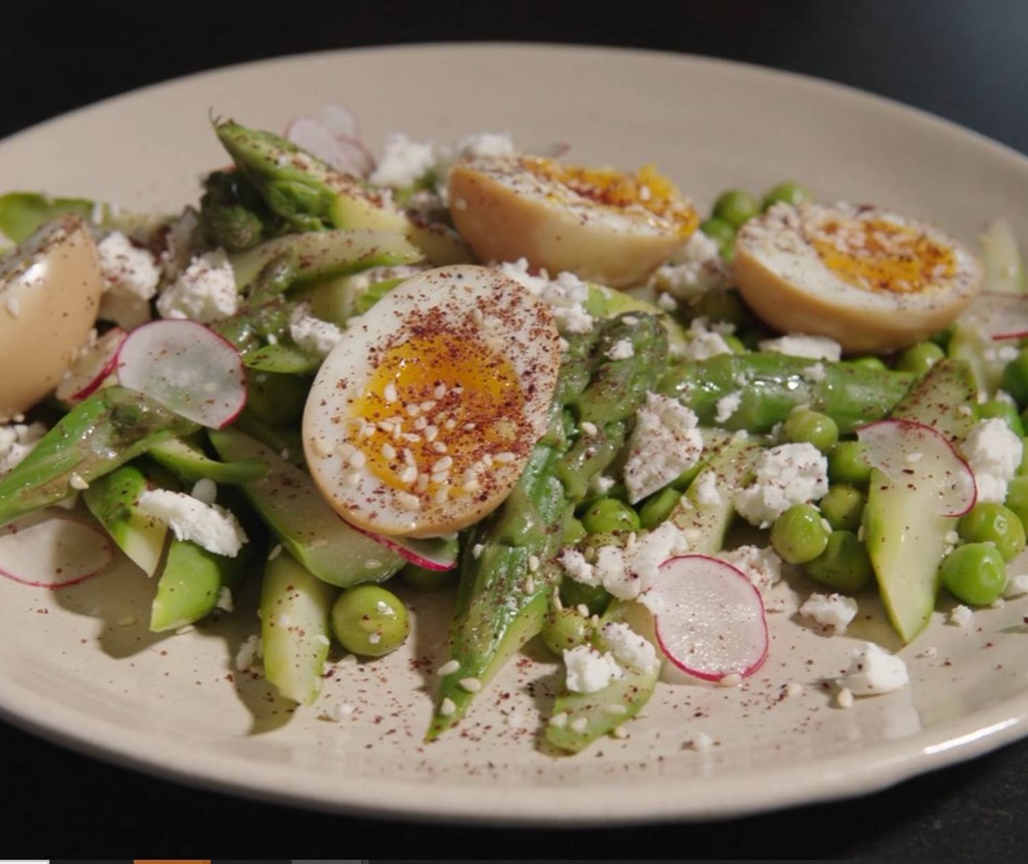 Oeufs tamago ajitsuké, asperges vertes et petits pois, feta
