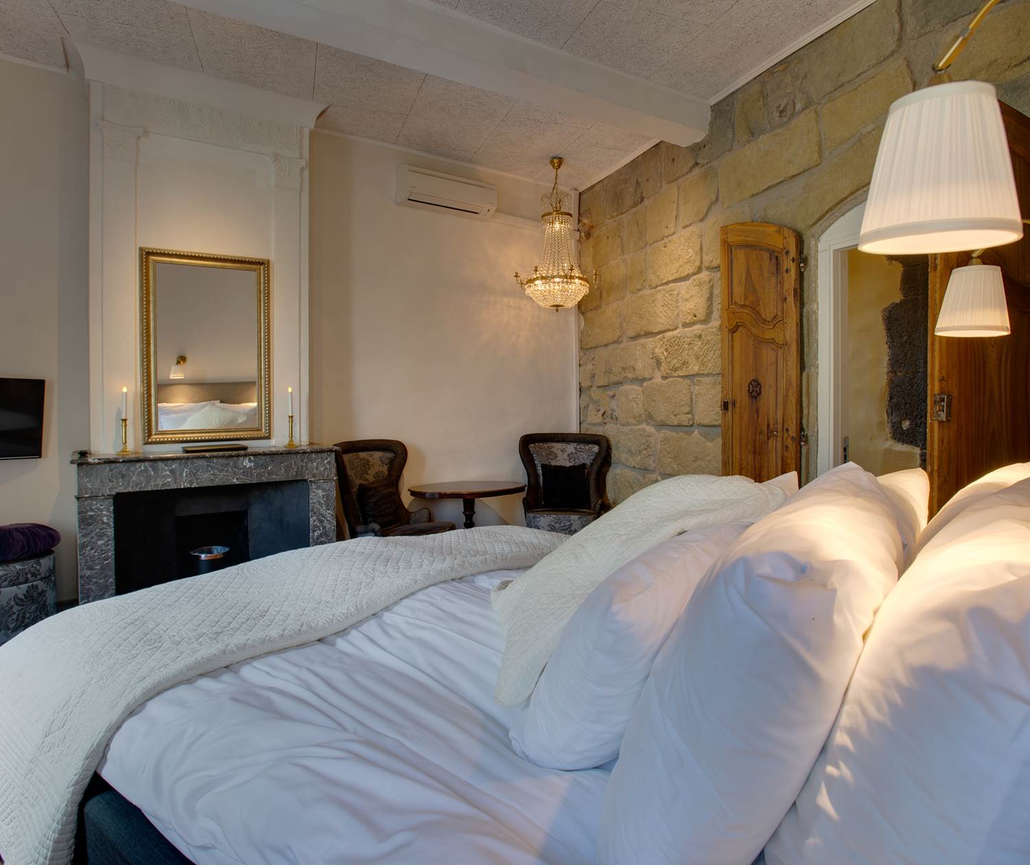 Escapat room fireplace