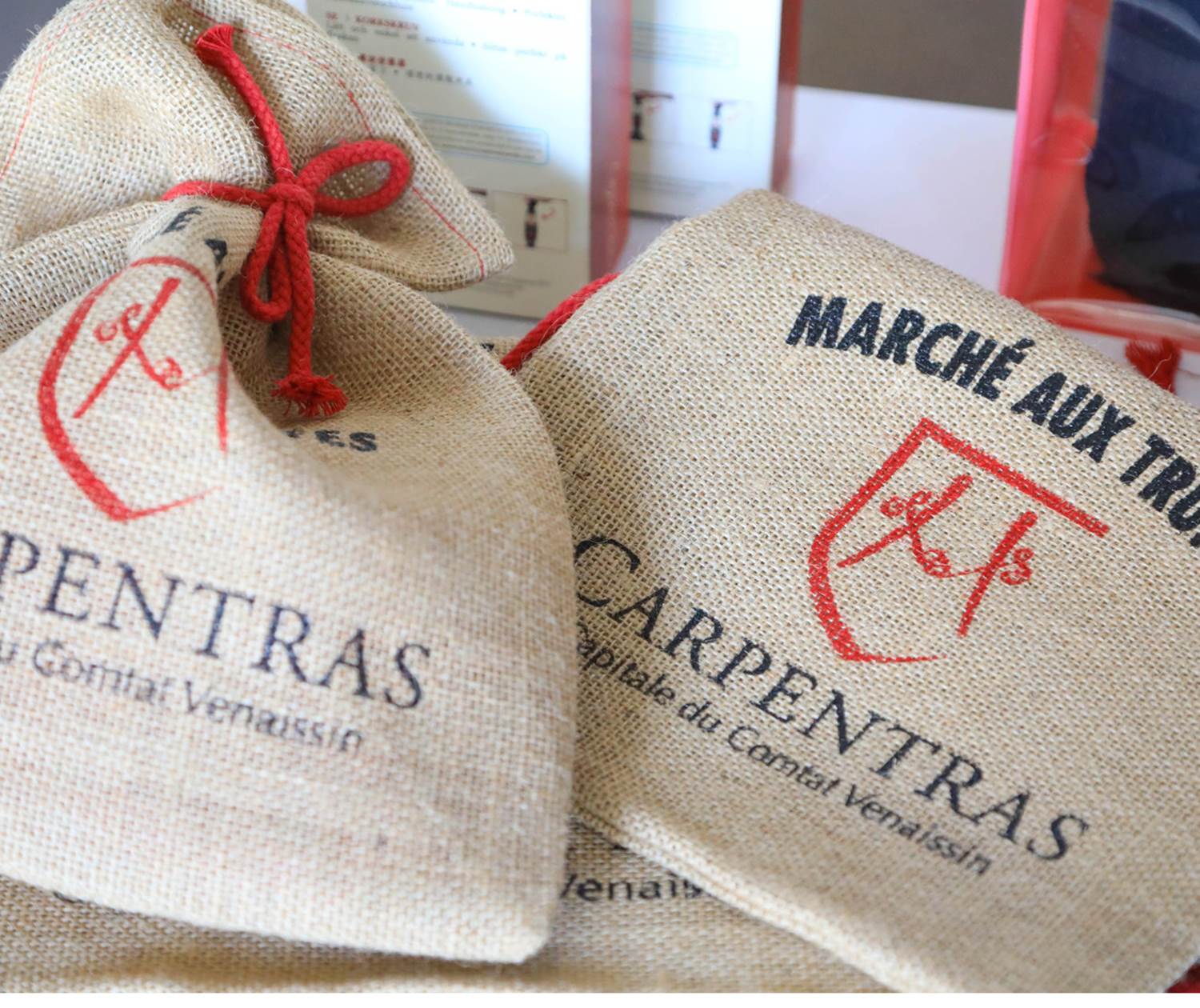 Marché aux truffes . Copyright.37393-Carpentras_-HOCQUEL_A_-_VPA-1600px