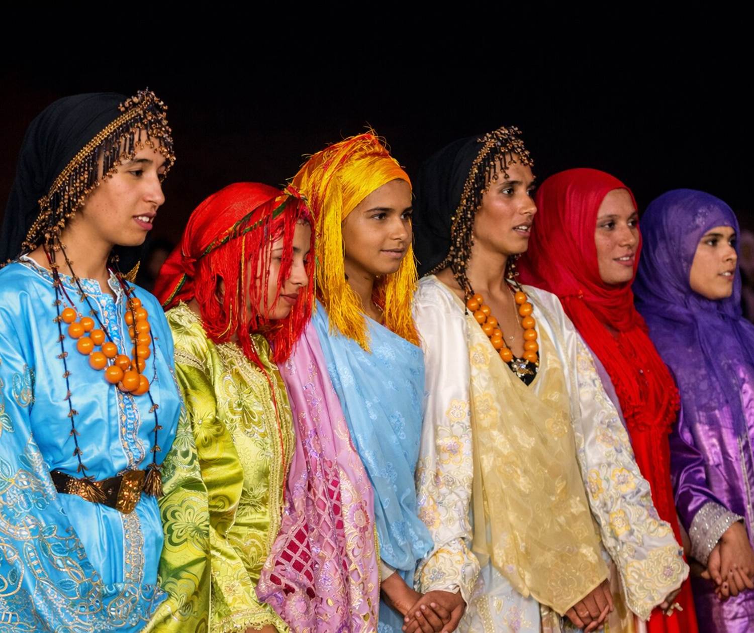 Jeunes femmes en tenues de fête pour un mariage traditionnel berbère