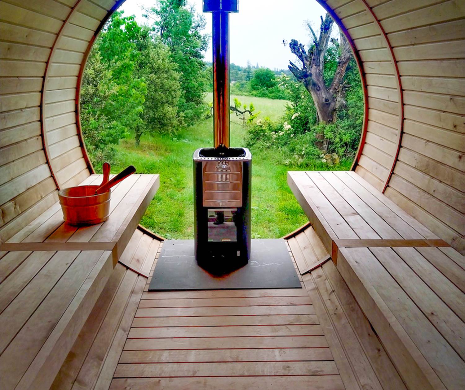 Le sauna extérieur avec poêle à bois