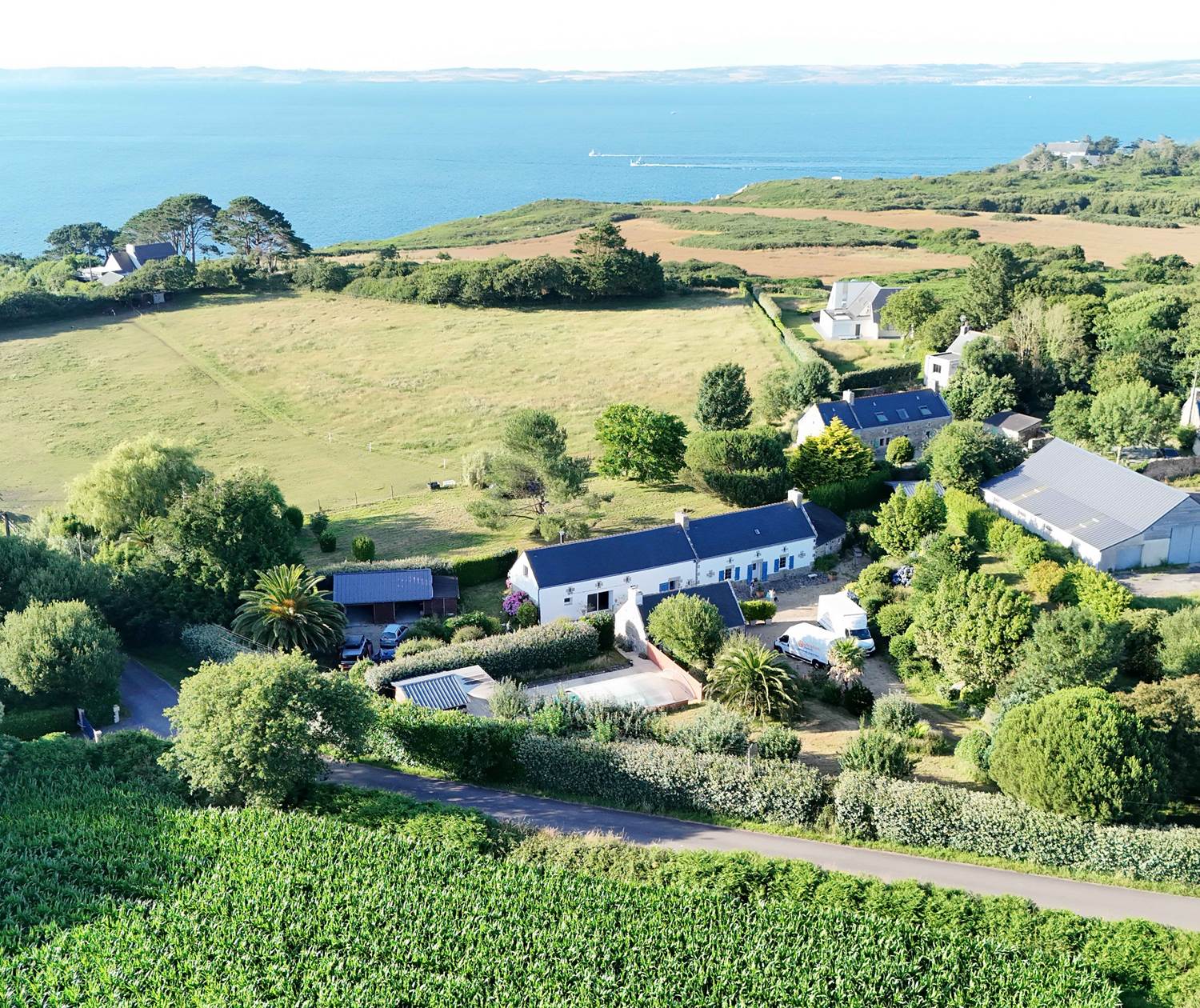 La vue du domaine, du gite, du jardin et de la piscine