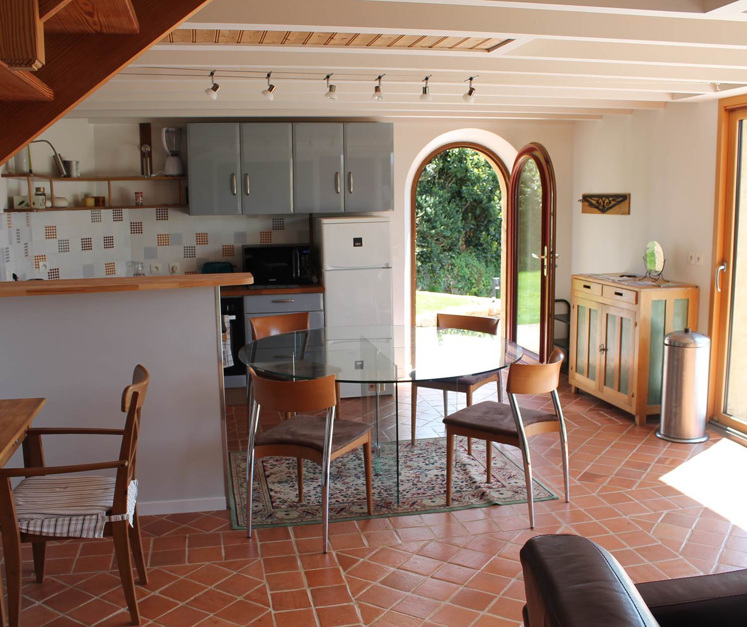 grande baie vitrée donnant sur la terrasse