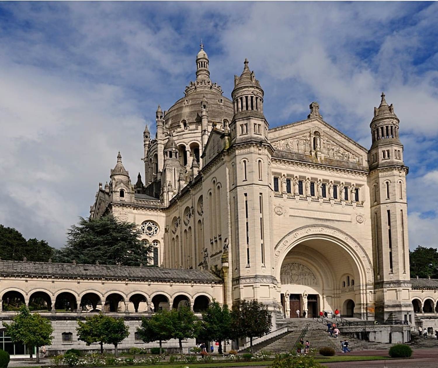 Basilique Lisieux - gîte de groupe 10 - 14 personnes Valorbiquet