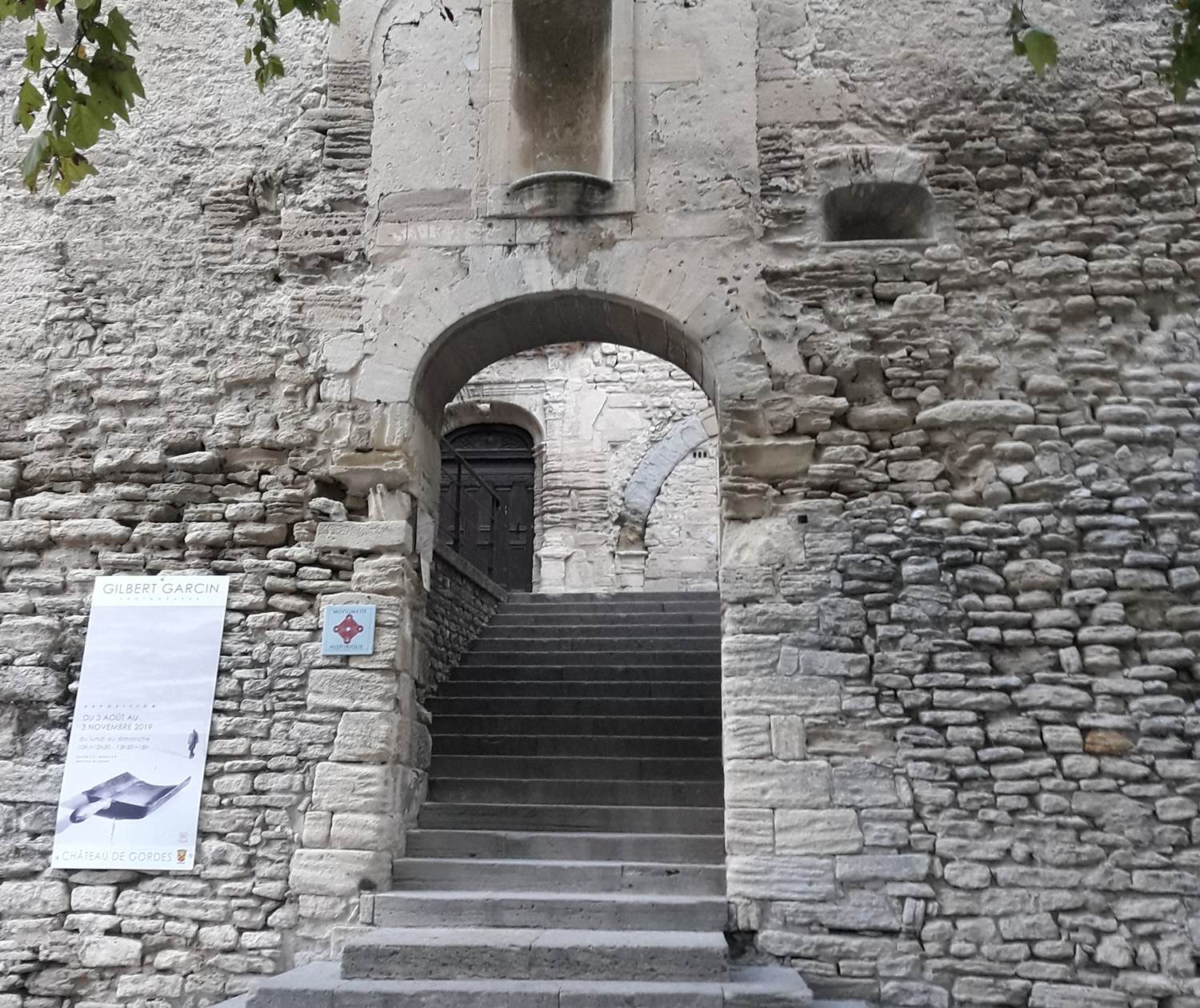 Entrée du chateau de Gordes dans la Provence chic, village perché du Luberon