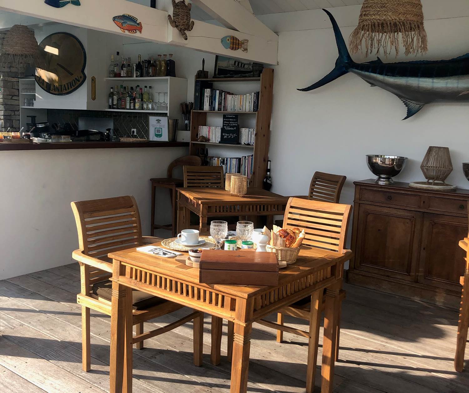 salle petit déjeuner au bord de la piscine