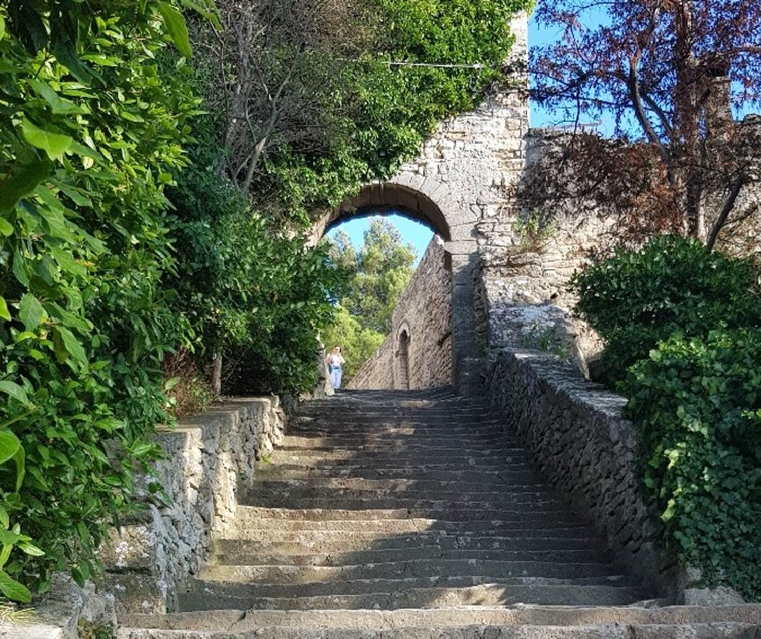 Bonnieux escaliers montée vers la chapelle au sommet du village