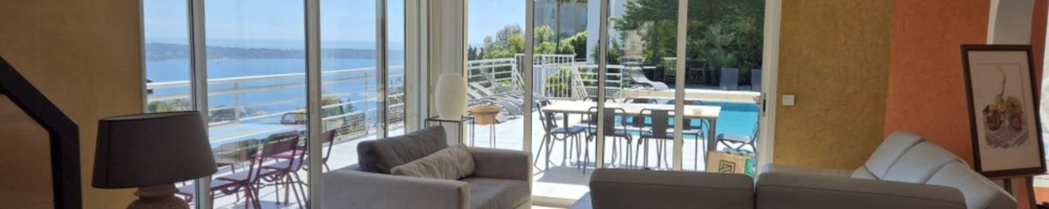 grand espace ouvert sur la piscine