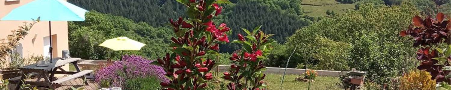 Vue panoramique de La Villa Des Raspes au Printemps