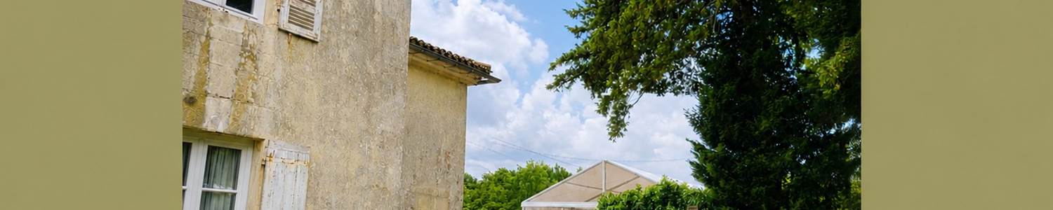 Le Château de Seugnac et sa grande tente ouverte sur la vallée