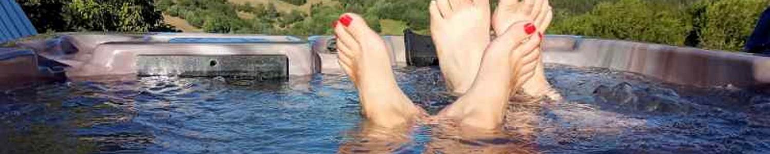 Notre Spa - Jacuzzi à ciel ouvert sur la nature -La Villa des Raspes