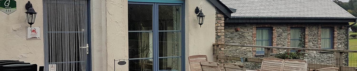 Terrasse et entrée du gîte Myosotis Royal Blue vue sur le jardin sud ouest
