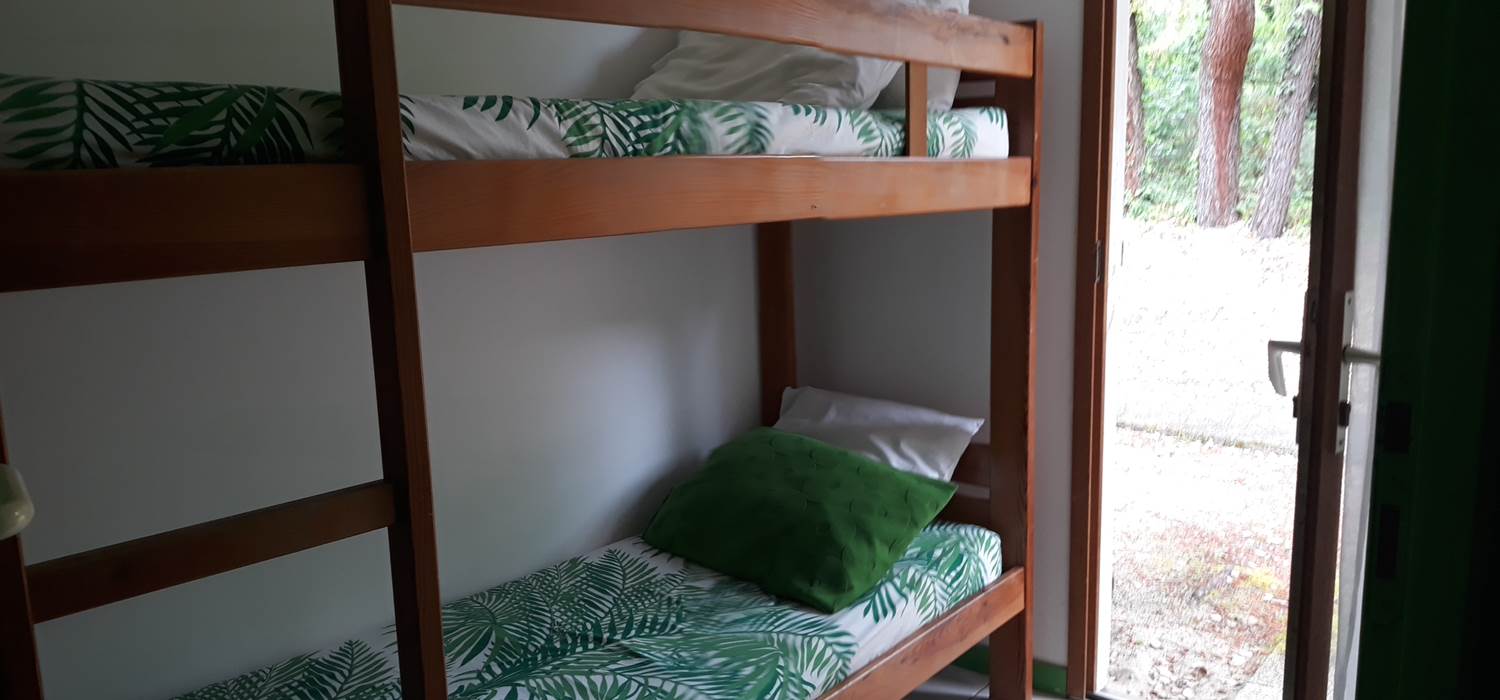 chambre enfants, lits superposés, ouverture sur jardin