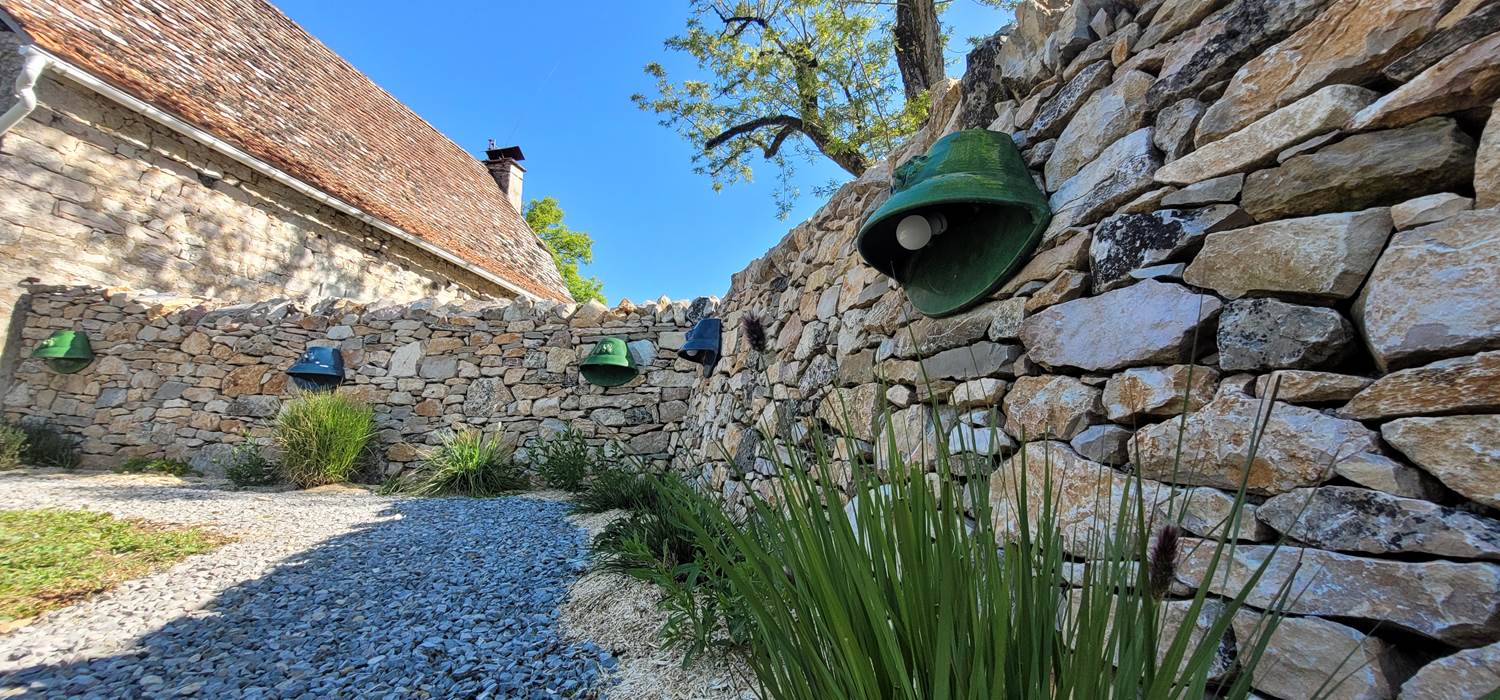 Les Enclos Secrets - Le Chemin d'accès au Spa à travers le Potager