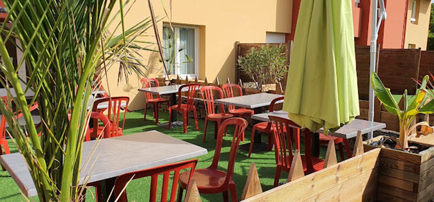HÔTEL-RESTAURANT-LE-CHEVAL-BLANC-terrasse