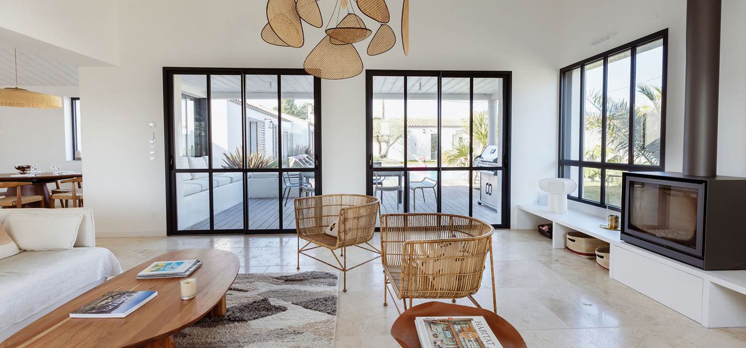 Villa Bleu Baya salon tv et cheminée