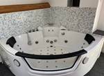 Salle de bain avec jacuzzi privatif
