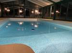 Piscine éclairée le soir