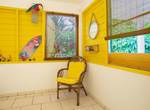 Gite-Bananier-chambre-lumineuse-vue-sur-la-piscine