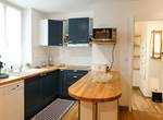 appartement avec cuisine complète, lave-vaisselle, lave-linge, four micro-ondes, ...