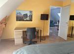 Chambre jaune avec bureau