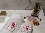 Le linde de lit, comme le linge de toilette sont brodés aux couleurs de Marcelle en Camargue