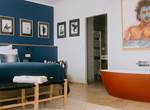 6 BD la suite Royale Marcelle possede une baignoire et une douche