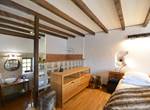 la chambre valere en sa douche en open space
