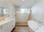 Villa La Canopée salle de bain baignoire, douche et vasque
