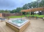 Un jacuzzi 6 places sur la grande teresse en bois de 80m²