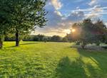 Grand parc arboré coucher de soleil