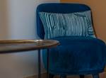 Vous lisez plutot : allongé sur le lit ? dans un fauteuil ? sérieusement assis sur un bureau ? A vous de choisir
