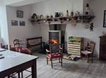 Salle à manger et poêle à bois