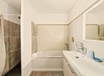 Salle de bain avec douche et baignoire de la junior suite, Casa Nova en Corse