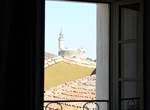 Chambre avec vue sur la tour de Constance, construite par le roi Saint Louis, emblème de la cité d'Aigues Mortes
