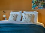Le lit king size 180x200 made in France by KIPLI et le ligne de lit by GARNIER THIEBAUT brodé aux couleurs de Marcelle en Camargue