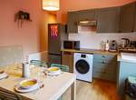 •	cuisine équipée moderne, lave vaisselle, lave-linge, micro-ondes, ...