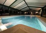 Grande piscine éclairée le soir