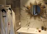 Chaque chambre propose 2 jeux de serviettes, 1 duo de peignoirs, et 2 foutas spécialement dédiées à la piscine