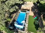 Piscine 8 x 3 m à partager située en contrebas