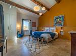 La chambre "Toit mon toit" avec sa fameuse vue. Vous apprécierez sa belle hauteur sous plafond qui donne à cette chambre une atmosphère unique