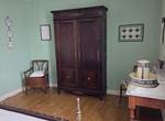 Chambre verte armoire et fauteuil