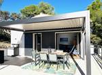 Espace repas extérieur protégé par une pergola bio-climatique