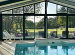 Piscine couverte chauffée vue sur le parc Baden Morbihan