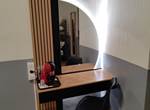 bureau, coiffeuse et courtoisie