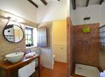la salle de bain avec douche  a l italienne